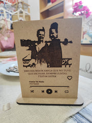 Marco de fotos grabada en madera