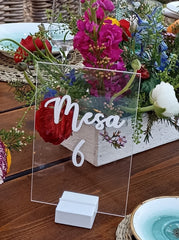 Mesero de  metacrilato