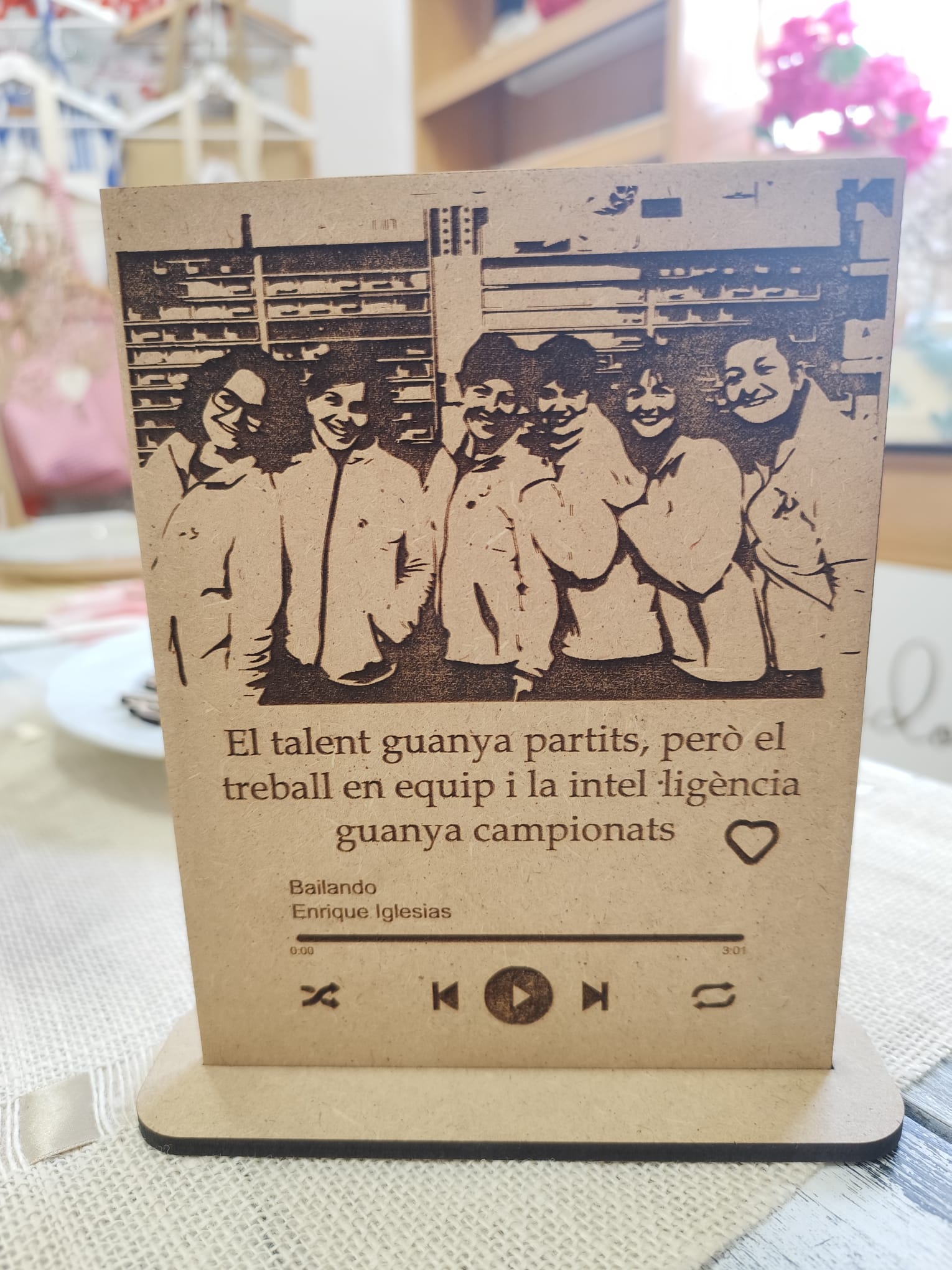 Marco de fotos grabada en madera