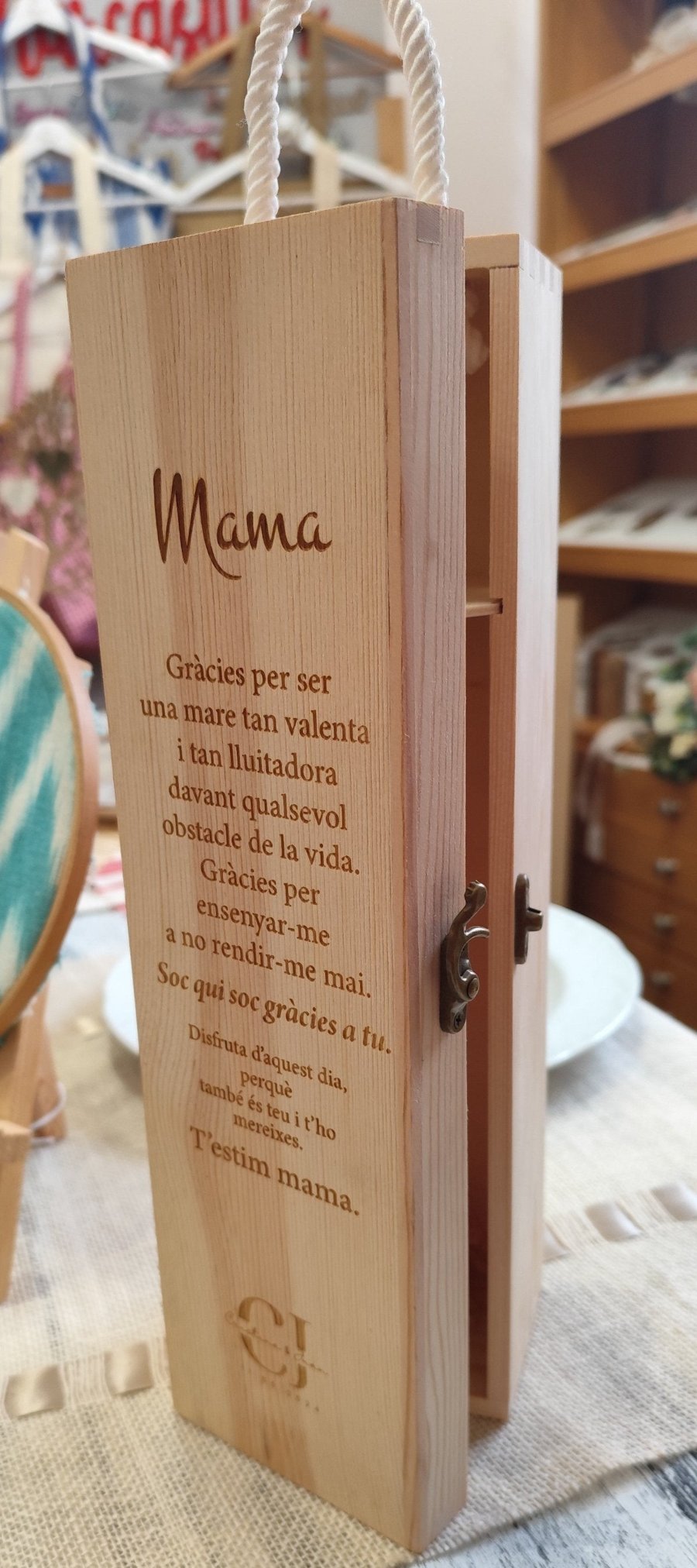 Caja de vino personalizada.